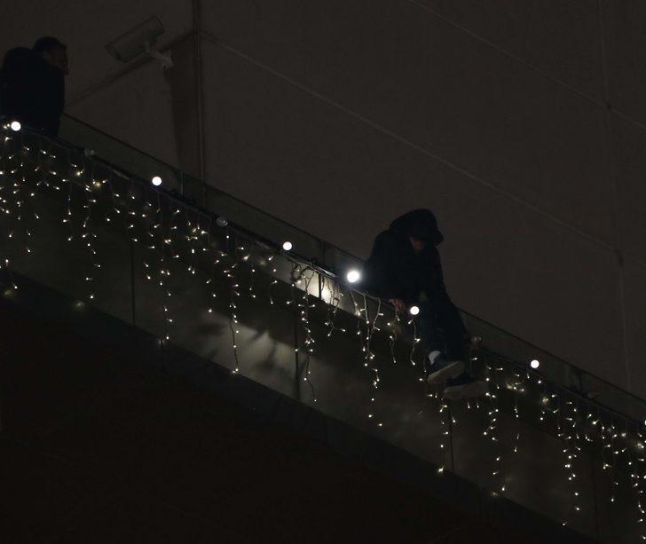 Alışveriş merkezinin terasında intihara kalkıştı! Tam 3 saatte ikna edildi! G1