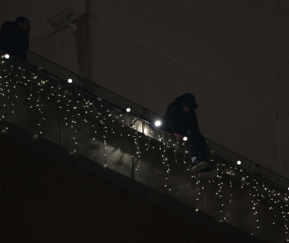 Alışveriş merkezinin terasında intihara kalkıştı! Tam 3 saatte ikna edildi!