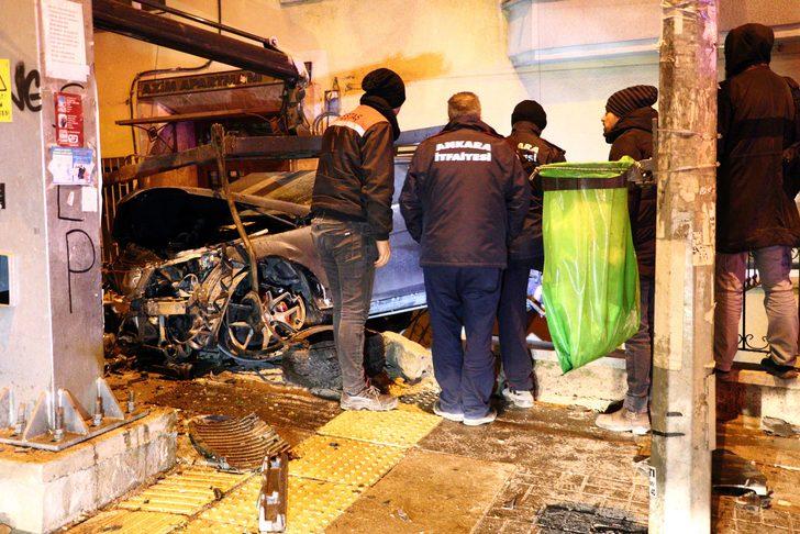 Otomobil 3 metrelik boşlukta asılı kaldı: 1 yaralı G1