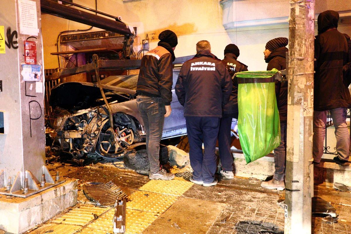 Otomobil 3 metrelik boşlukta asılı kaldı: 1 yaralı