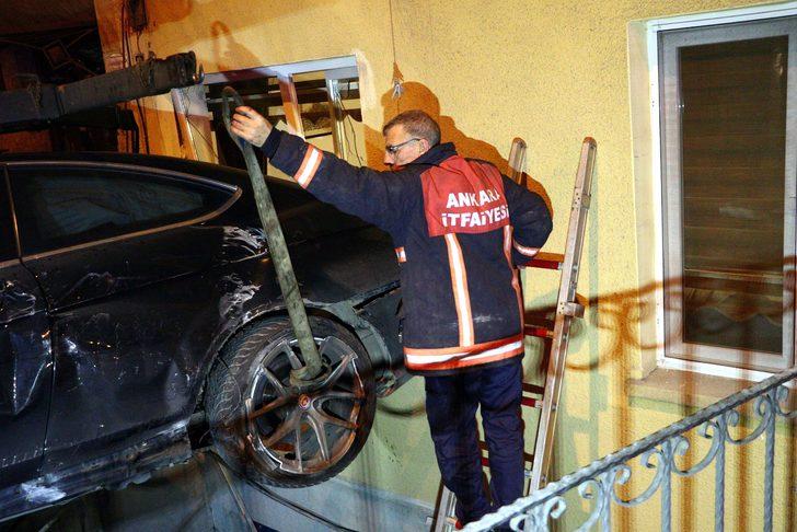 Otomobil 3 metrelik boşlukta asılı kaldı: 1 yaralı G2