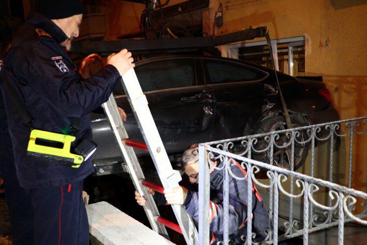Otomobil 3 metrelik boşlukta asılı kaldı: 1 yaralı G3