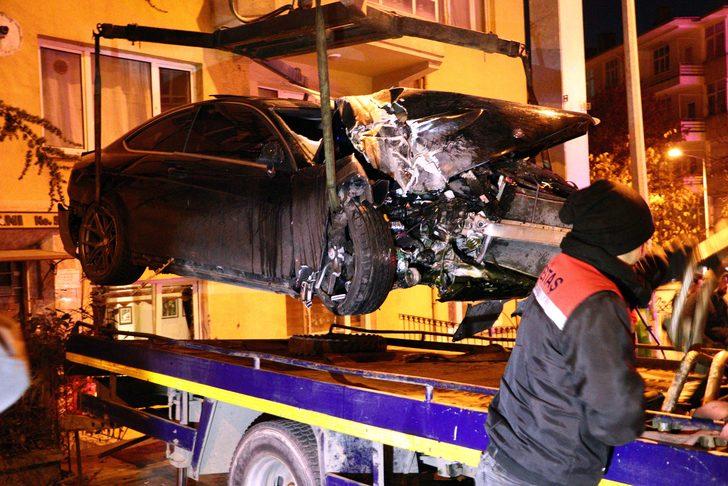 Otomobil 3 metrelik boşlukta asılı kaldı: 1 yaralı G4