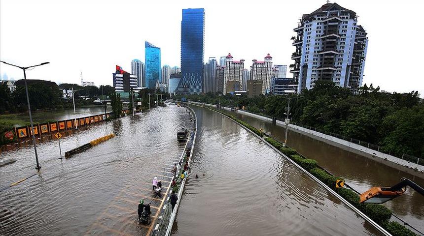 Endonezya'daki selde ölenlerin sayısı 43'e çıktı