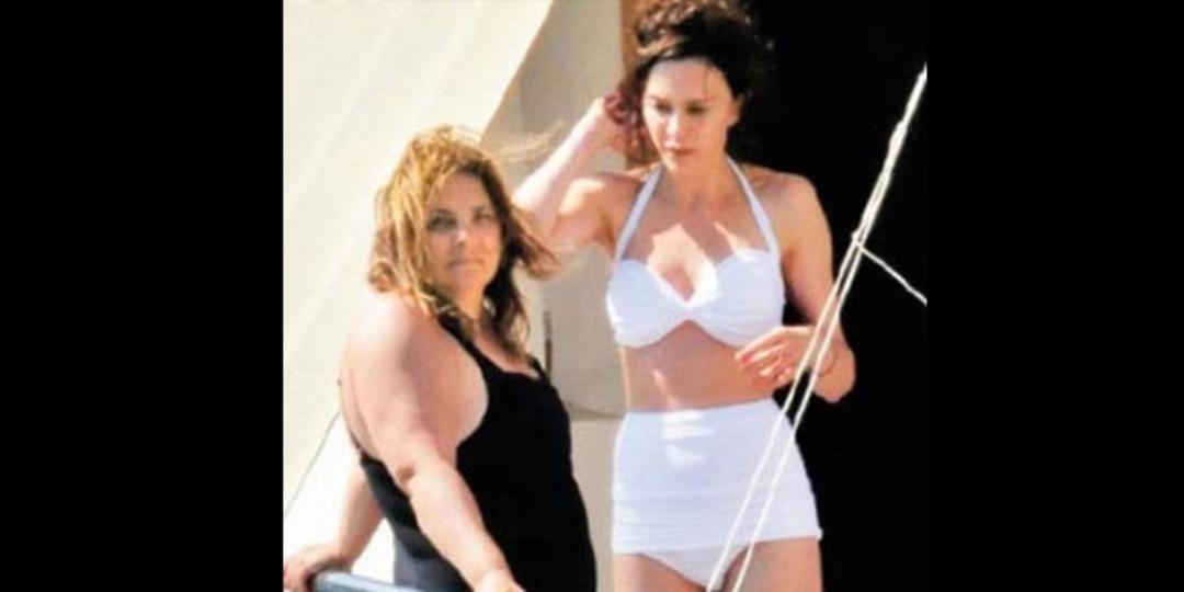 Hande Ataizi nostaljik bikinili