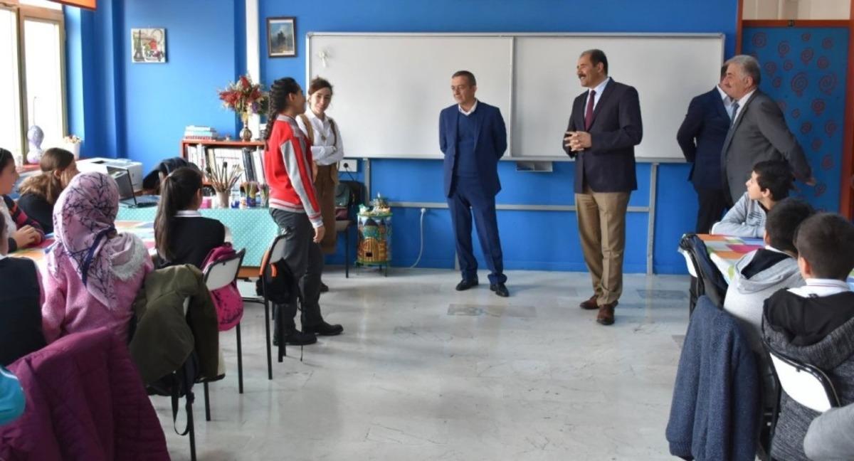 Resim yarışmasında dereceye giren &ouml;ğrenciler &ouml;d&uuml;llendirildi