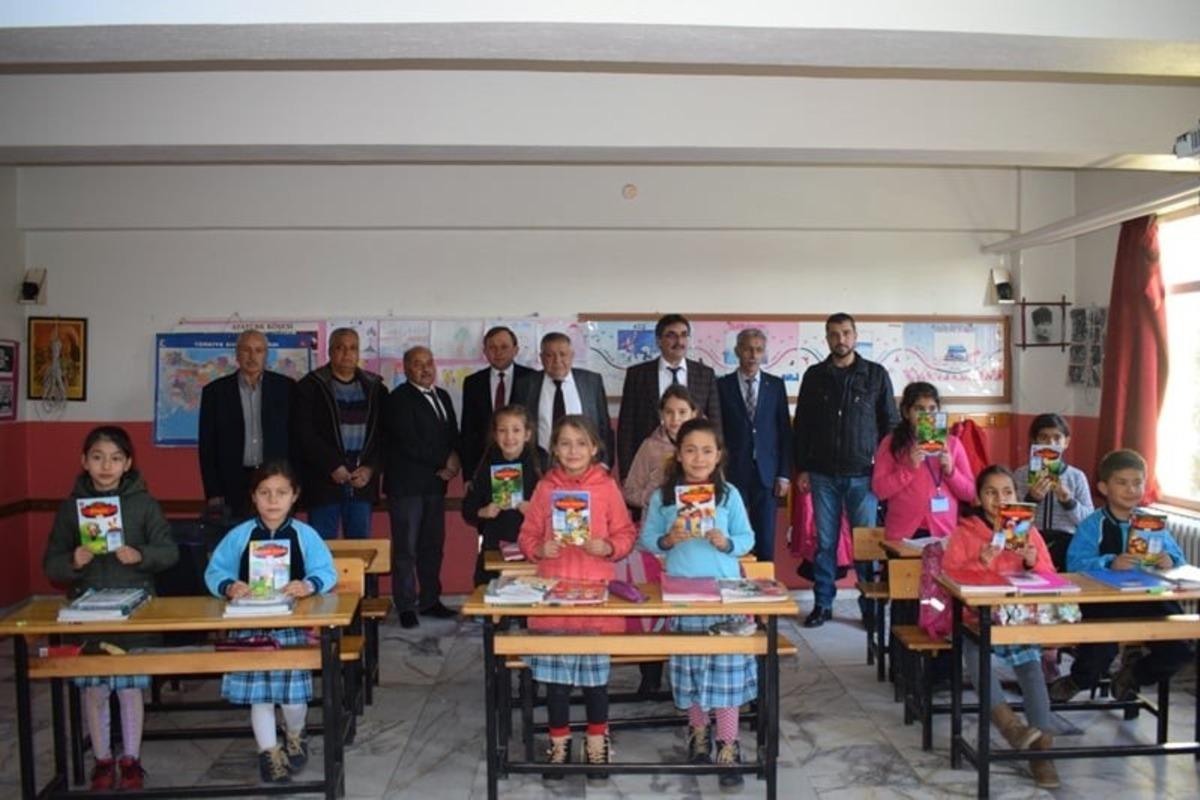 Kaymakam Soley ve Başkan İnal&rsquo;dan miniklere anlamlı hediye