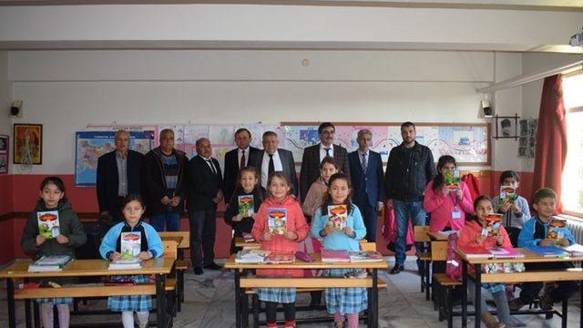 Kaymakam Soley ve Başkan İnal’dan miniklere anlamlı hediye