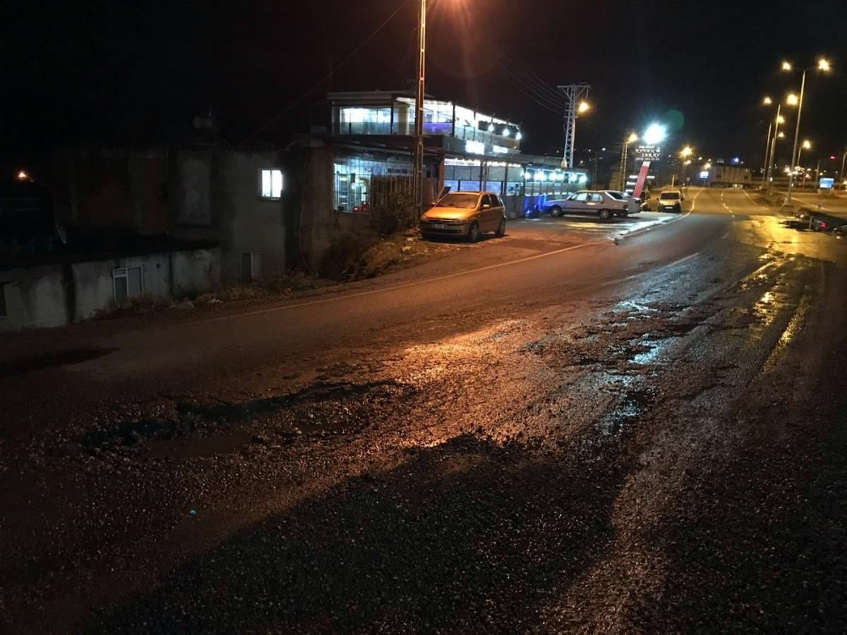 Yolda oluşan &ccedil;ukur ara&ccedil;ların lastiklerini patlattı