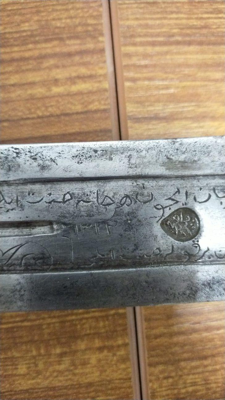 Diyarbakır'da 14'üncü yüzyıla ait hançer ele geçirildi G3