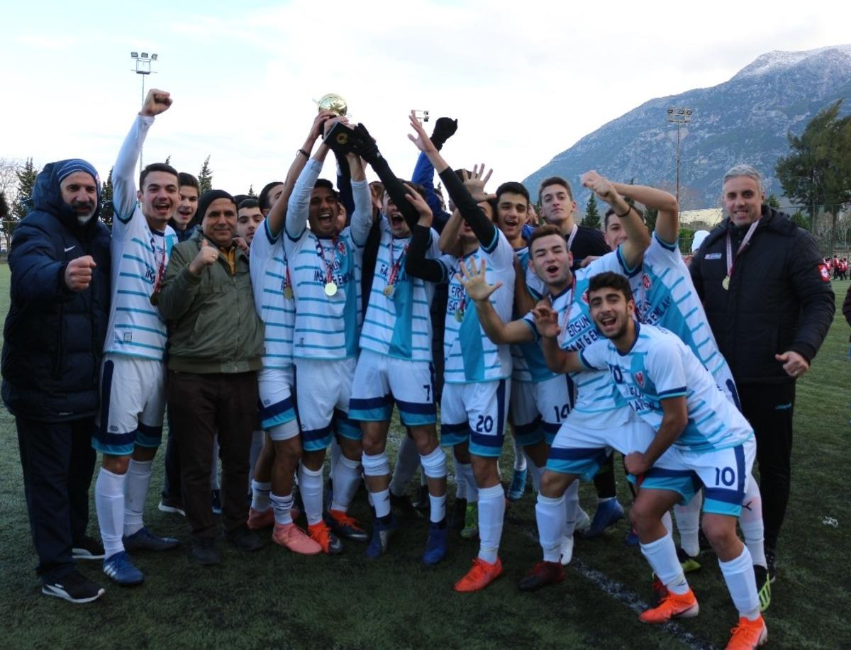 Gen&ccedil; erkekler futbolda Spor Lisesi şampiyon