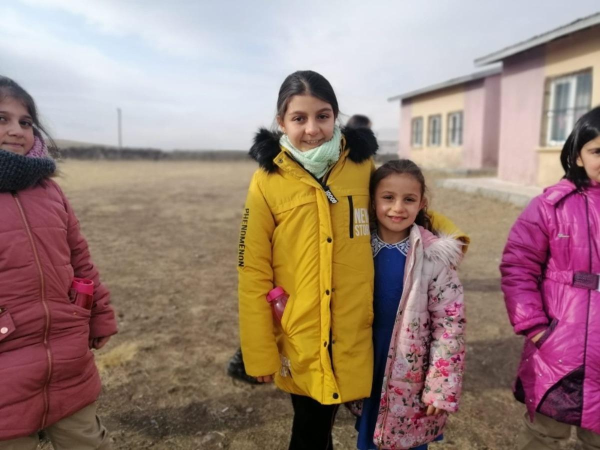 Karslı minik &ouml;ğrenciler har&ccedil;lıklarıyla k&ouml;y okulundaki kardeşlerine hediye aldı