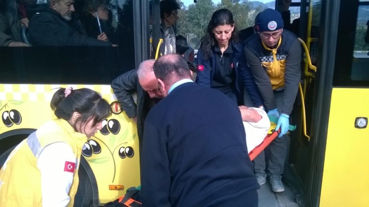 Otob&uuml;ste bayılan yaşlı adama ilk m&uuml;dahale şof&ouml;rden