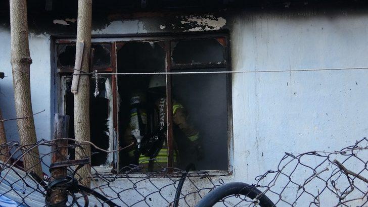 Tuzla’da korkutan yangın! Gecekondu alev aldı: 1 yaralı G3