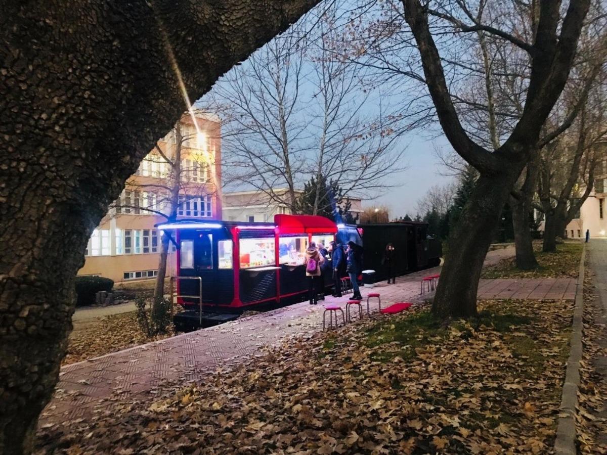 Eskişehir Osmangazi &Uuml;niversitesi'ndeki siyah tren kafeye d&ouml;n&uuml;şt&uuml;r&uuml;ld&uuml;