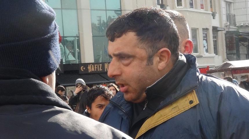 Taksim'de İngiliz turiste vatandaşlardan meydan dayağı! 