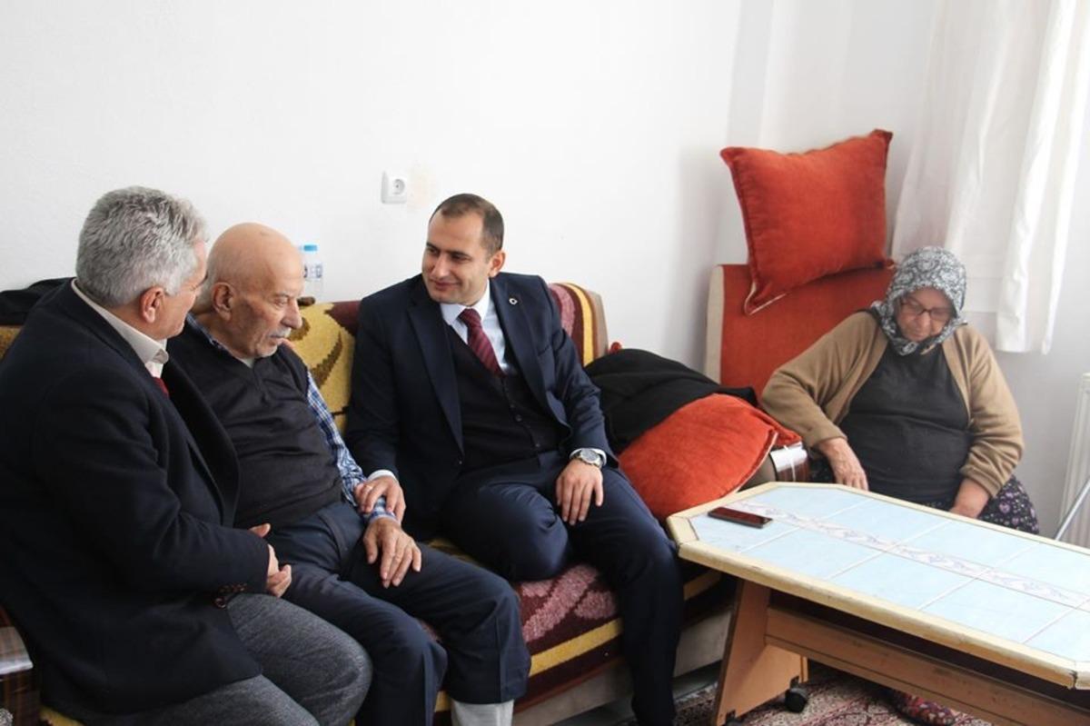 Dumlupınar protokol&uuml; şehit ailesini ziyaret etti