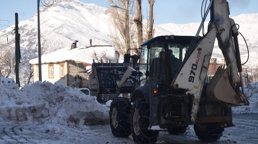 Beyt&uuml;şşebap&rsquo;ta karla m&uuml;cadele &ccedil;alışmaları devam ediyor