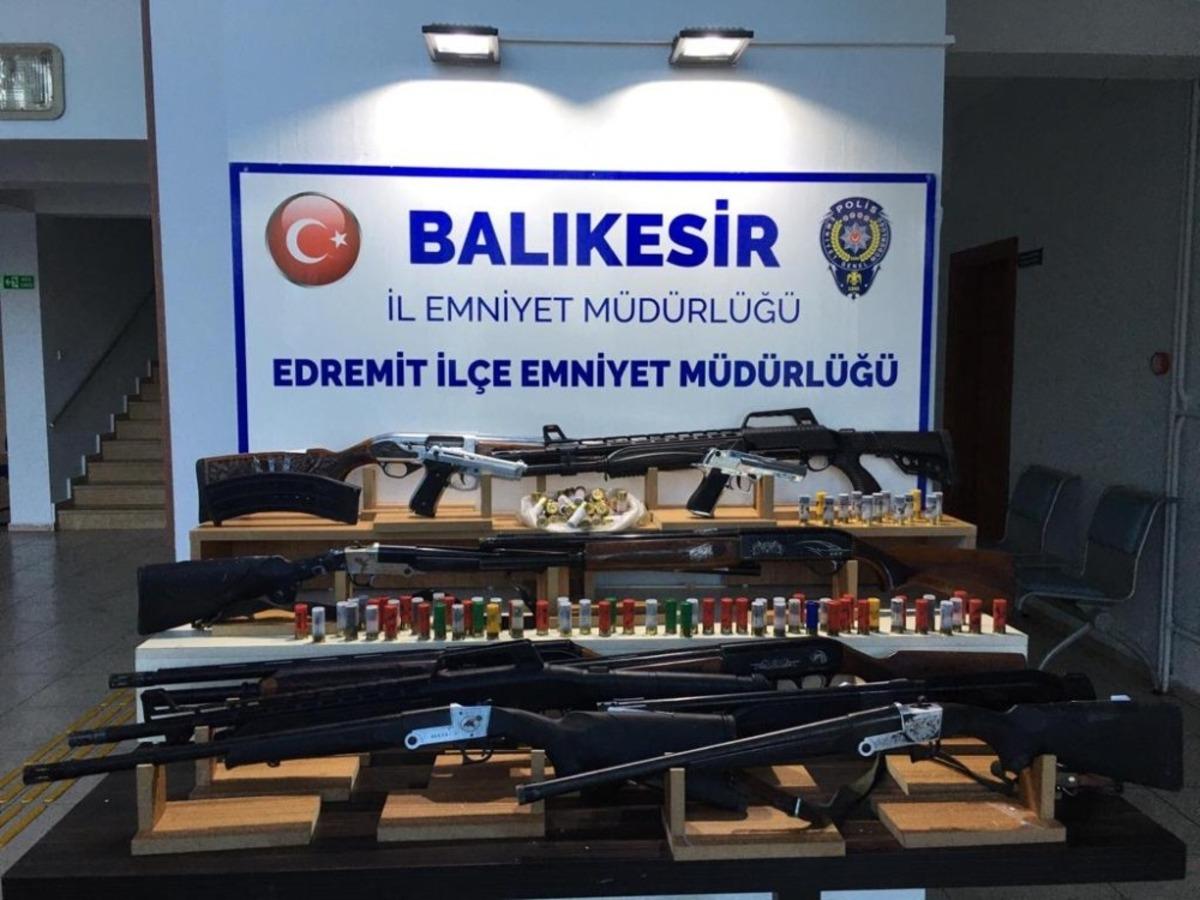 Balıkesir&rsquo;de 35 silah ele ge&ccedil;irildi
