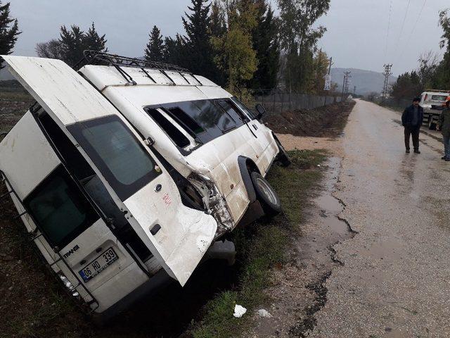 Adana’da tarım işçilerini taşıyan minibüs kaza yaptı: 9 yaralı