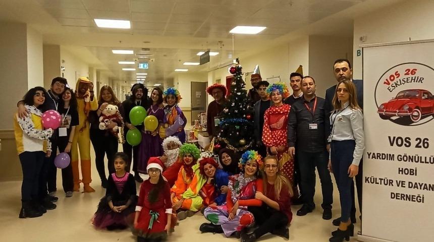Hastanede tedavi g&ouml;ren &ccedil;ocuklar hediyelere boğuldu