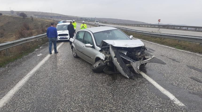 Otomobil bariyerlere çarptı