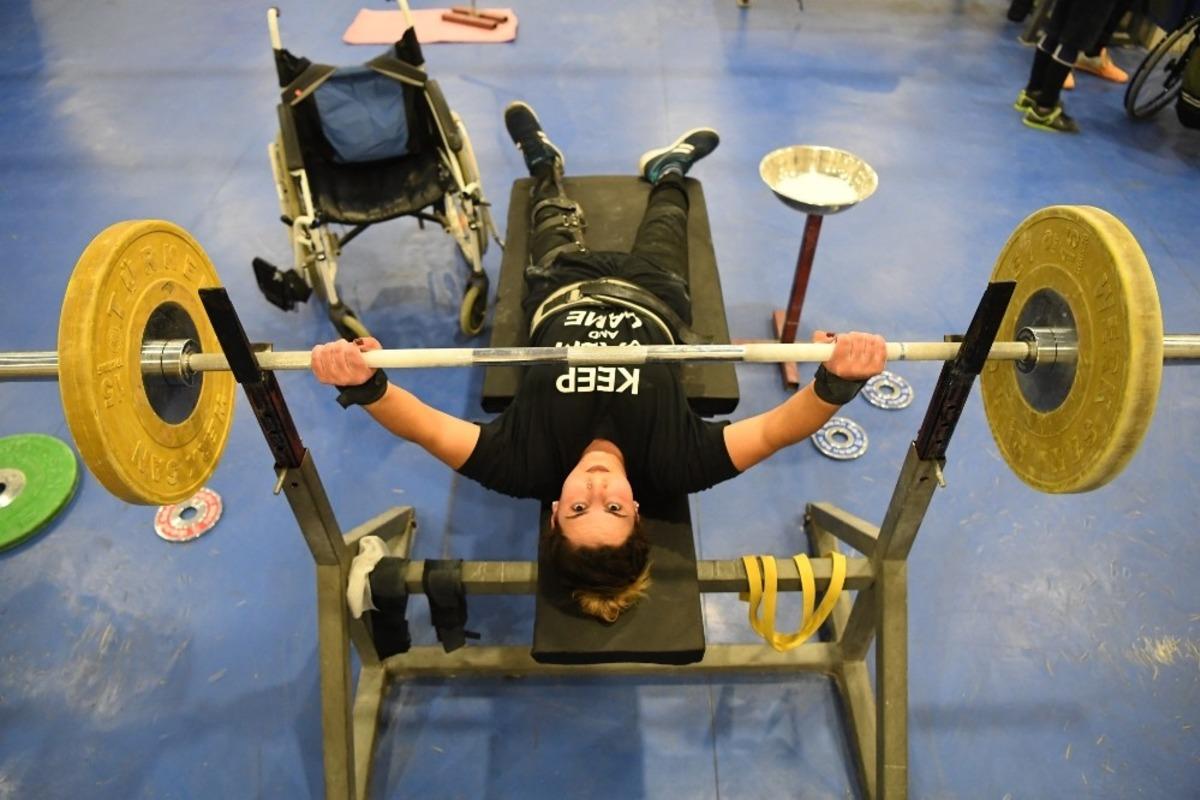 Engellerine aldırmadı, sporla hayata tutundu