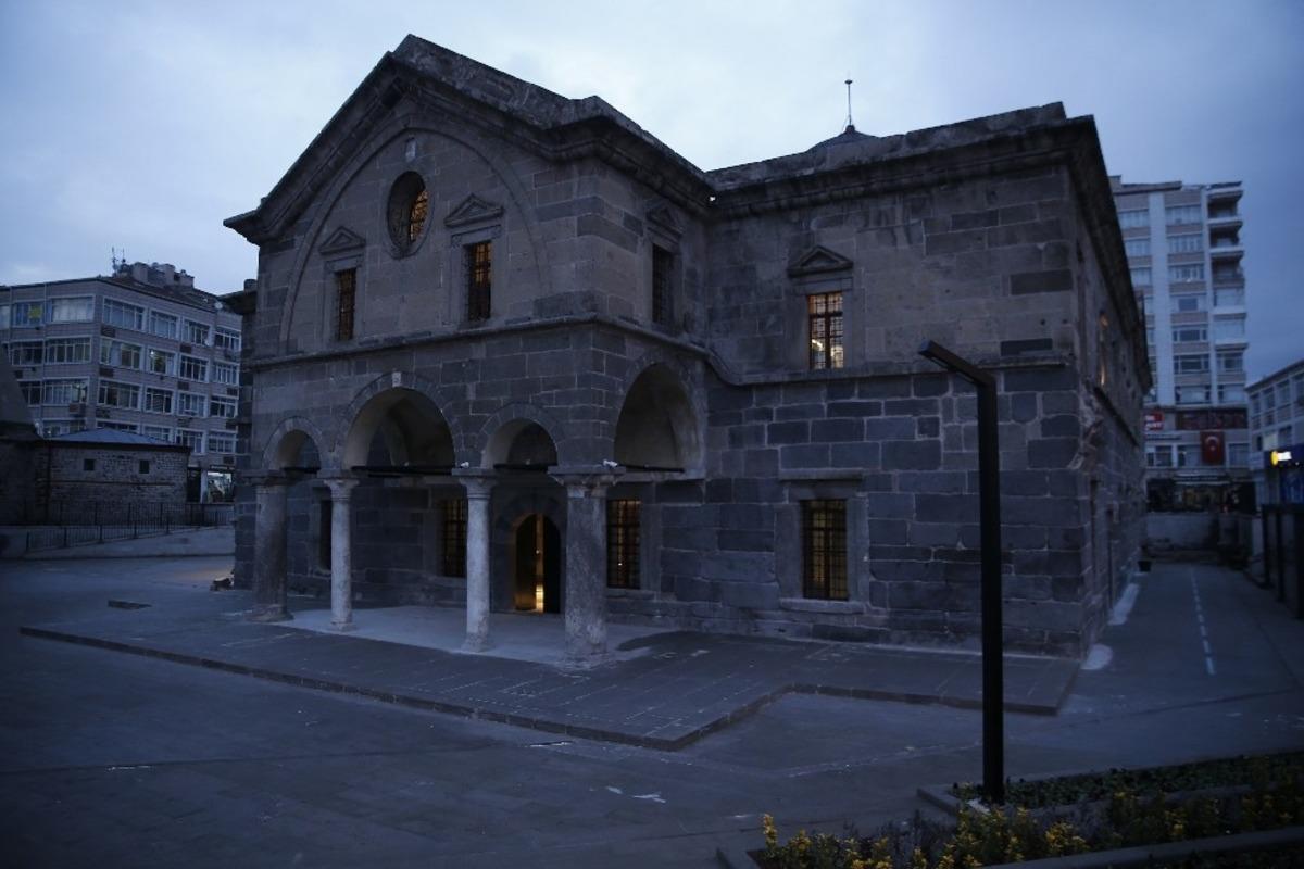 Tarihi k&uuml;t&uuml;phane bu ay a&ccedil;ılıyor