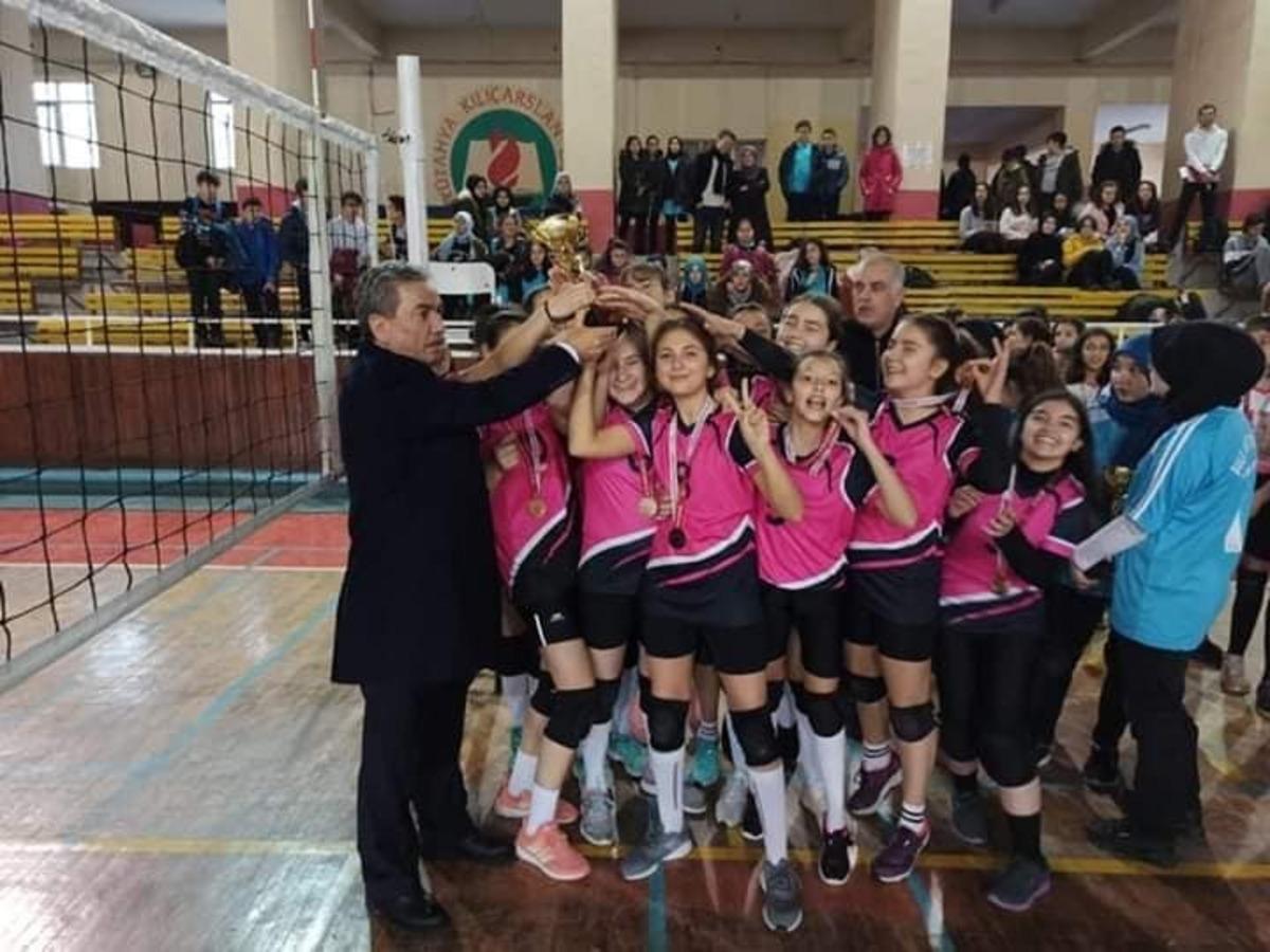 Voleybolcu kızlardan 3 kupa