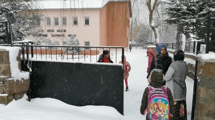 Ahlat&rsquo;ta kar tatili