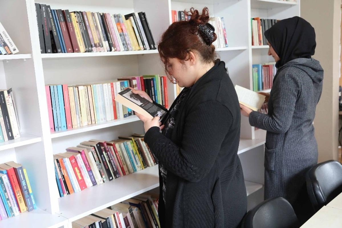 Bayraklı&rsquo;nın k&uuml;t&uuml;phaneleri hayatlarını değiştirdi