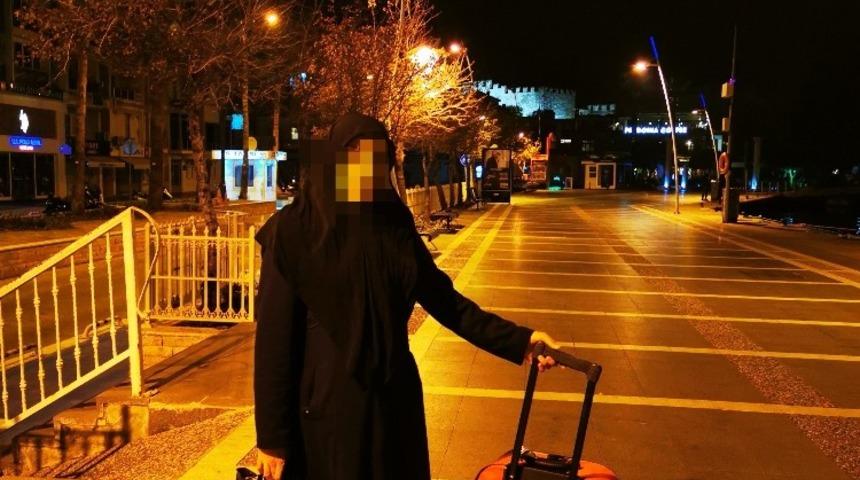 Bilmeden velayetlerini verdiği evlatlarını g&ouml;rebilmek i&ccedil;in sokakta kaldı