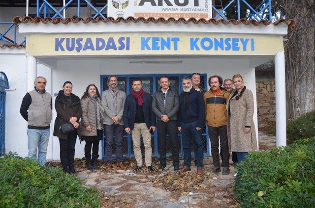 Kuşadası’nda herkes taşın altına elini koyacak