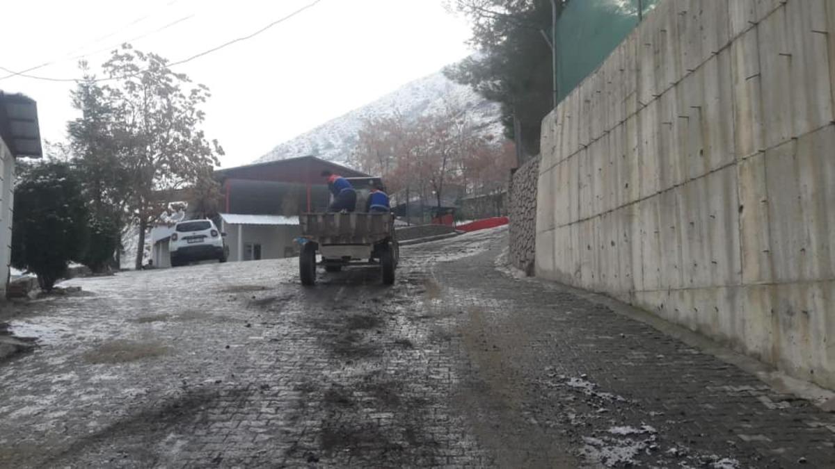 Uludere Belediyesi gizli buzlanmalara karşı tuzlama &ccedil;alışması yaptı