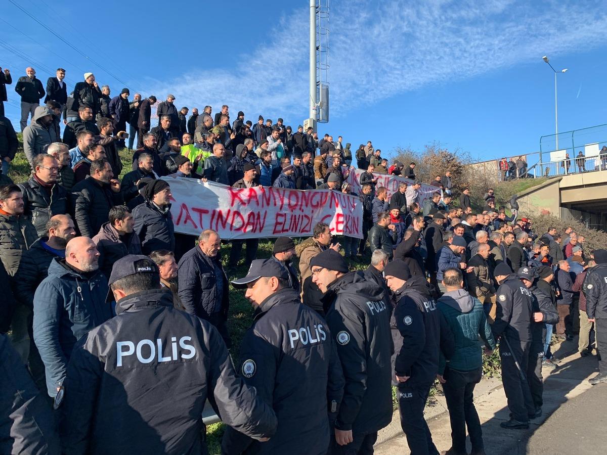 İstanbul'da kamyonculardan protesto! TEM'i trafiğe kapattılar