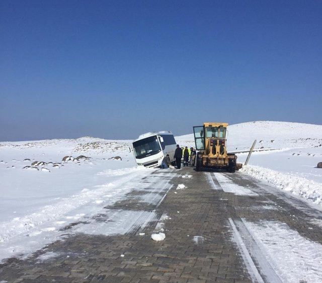 Şanlıurfa’da kapanan yollar ekipler tarafından açılıyor