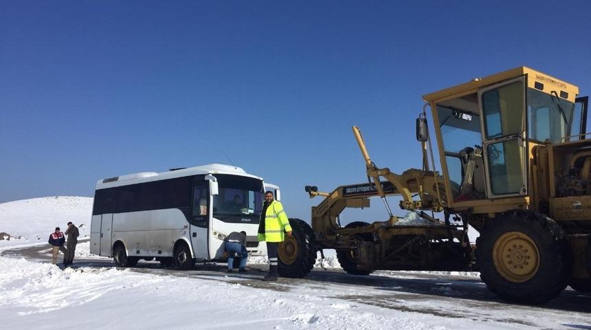 Şanlıurfa&rsquo;da kapanan yollar ekipler tarafından a&ccedil;ılıyor