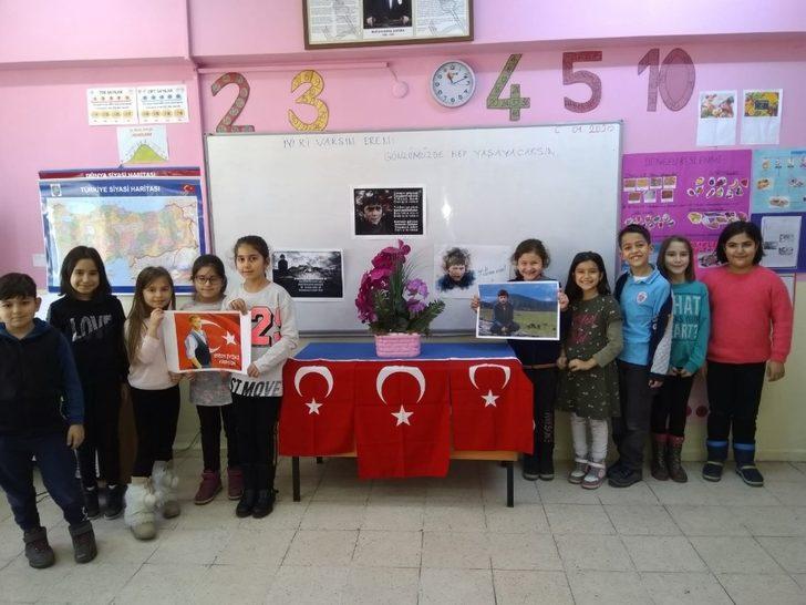 Minik öğrenciler Eren Bülbül’ün 18. doğum gününü sınıflarında kutladı G4