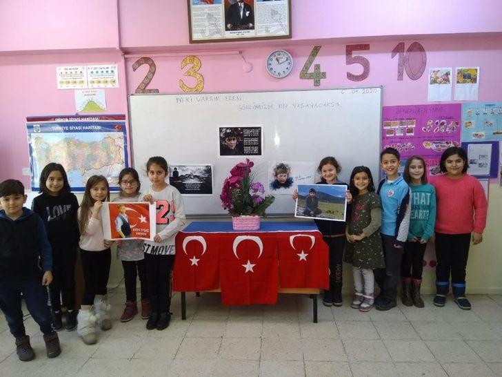 Minik öğrenciler Eren Bülbül’ün 18. doğum gününü sınıflarında kutladı G5