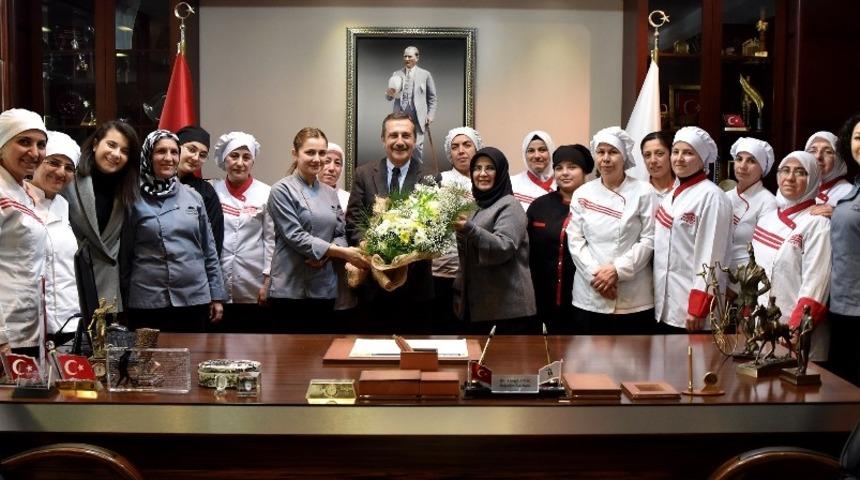 Ayten Usta’nın kadın çalışanlarından Başkan Ataç’a teşekkür