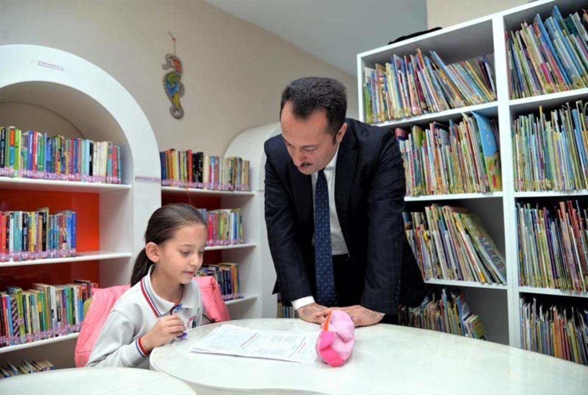 Vali Şent&uuml;rk&rsquo;ten k&uuml;t&uuml;phane ziyareti