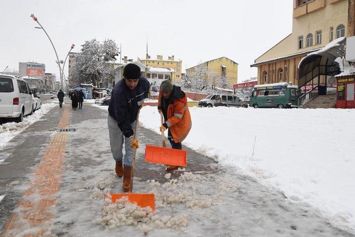 Muş Belediyesinden karla mücadele çalışması G4