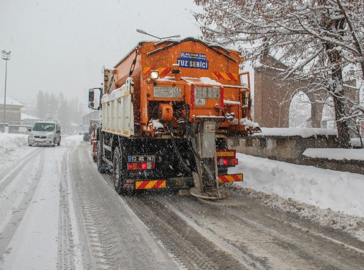 Bitlis Belediyesinden karla m&uuml;cadele &ccedil;alışması