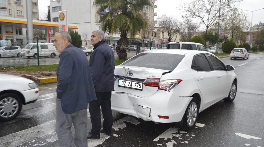 Minib&uuml;s ile otomobil &ccedil;arpıştı: 2 Yaralı