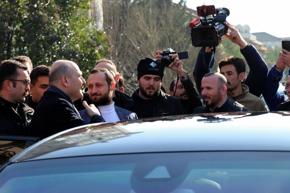 Bakan Soylu, arabasına binerken yanına gelen engelli vatandaşın isteğini kırmadı