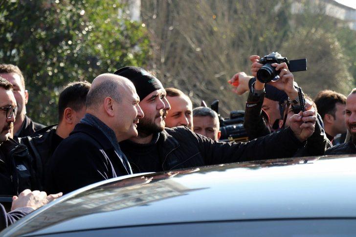 Bakan Soylu, arabasına binerken yanına gelen engelli vatandaşın isteğini kırmadı G2