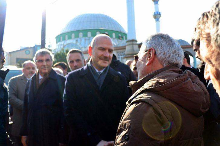 Bakan Soylu, arabasına binerken yanına gelen engelli vatandaşın isteğini kırmadı G3