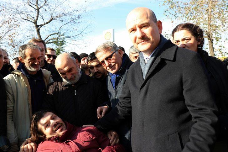 Bakan Soylu, arabasına binerken yanına gelen engelli vatandaşın isteğini kırmadı G4