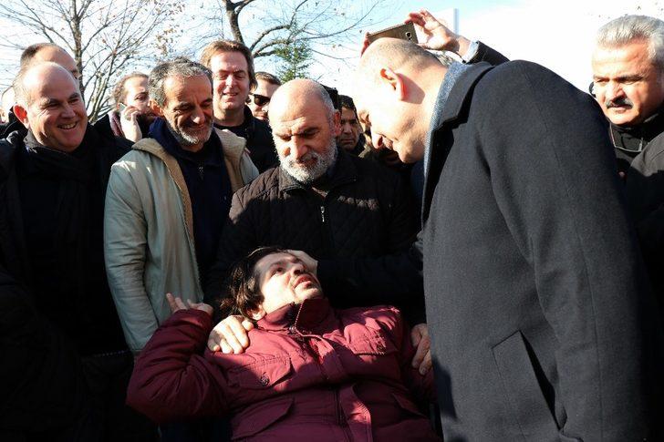 Bakan Soylu, arabasına binerken yanına gelen engelli vatandaşın isteğini kırmadı G5