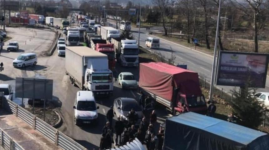 K&uuml;tahya&rsquo;da kamyoncular yol kapattı